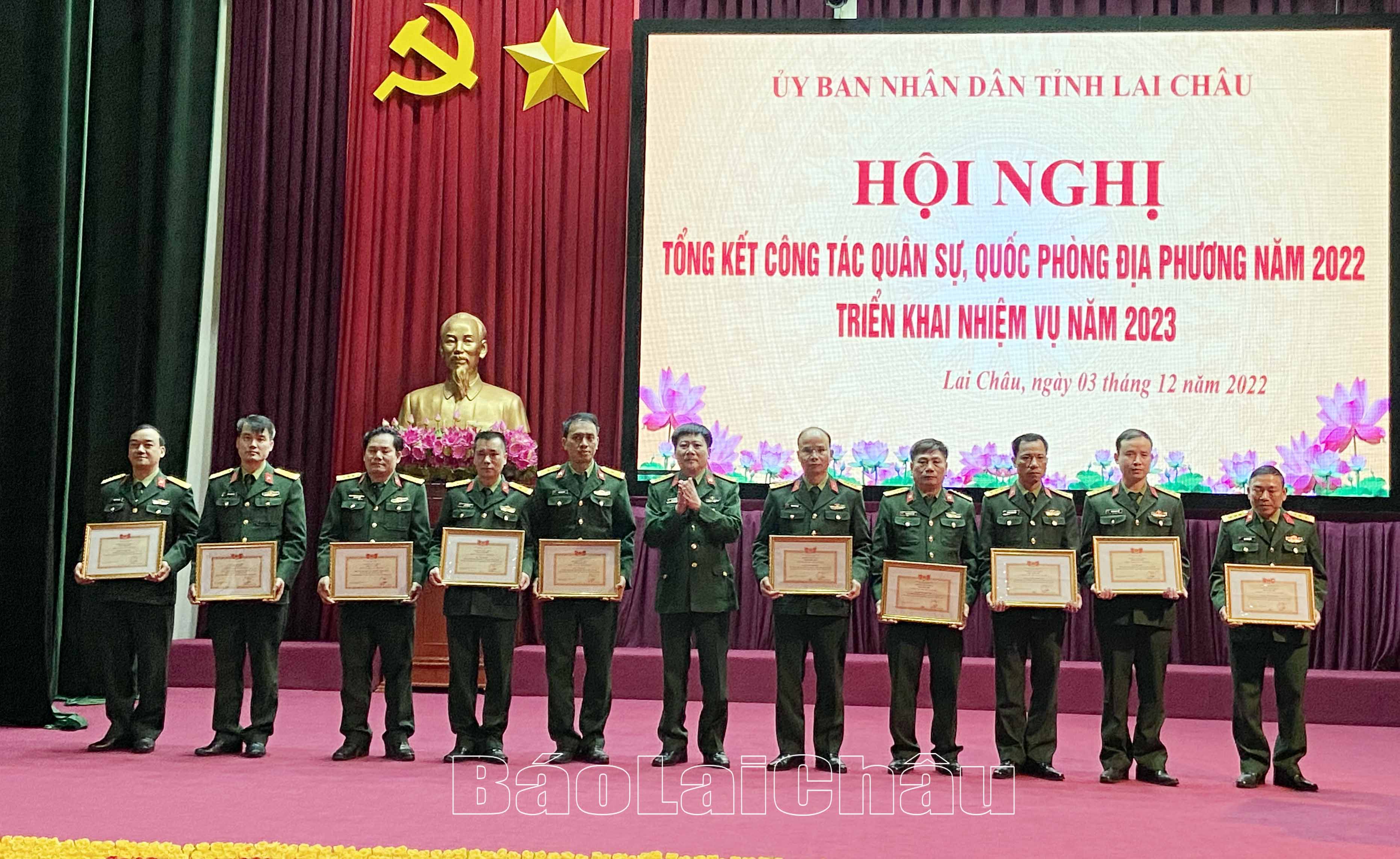 Đồng chí Nguyễn Như Bách – Phó Chủ nhiệm Chính trị Quân Khu II trao danh hiệu Đơn vị quyết thắng, đơn vị tiên tiến, chiến sỹ thi đua cấp cơ sở, chiến sỹ tiên tiến cho các tập thể, cá nhân. 